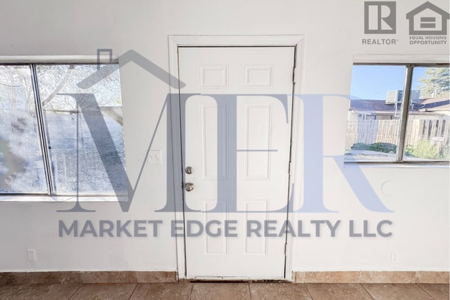 Building Photo - 1Bed/1Bath Apt at 16th St/Thomas Rd! NO CREDIT, NO BACKGROUND, NO RENTAL HISTORY CHECK!