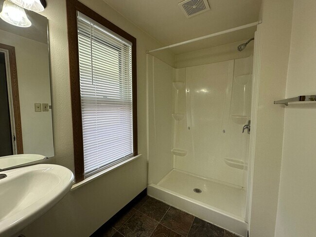 Building Photo - 208-6