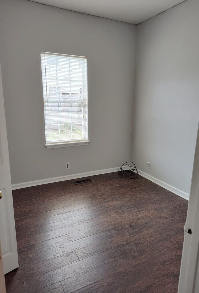 Building Photo - "Charming 3-Bedroom Retreat with Hardwood ...
