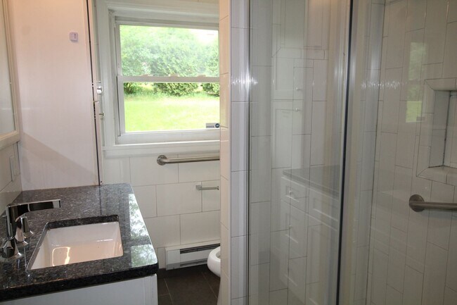 Building Photo - Large 4 bedroom, 2 bath home for rent in R...
