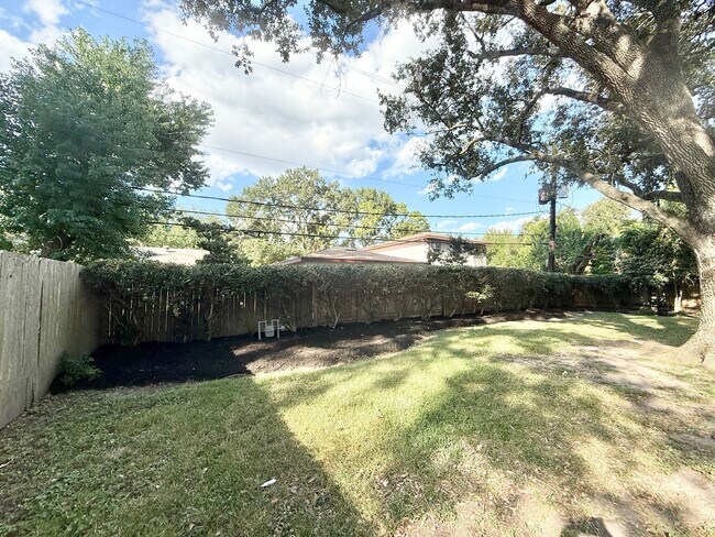 Building Photo - Elegant 3/2/2 home in Maplewood near Meyer...