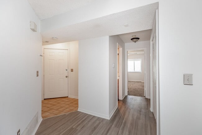Building Photo - Shawnee Condo all redone close to Shops an...