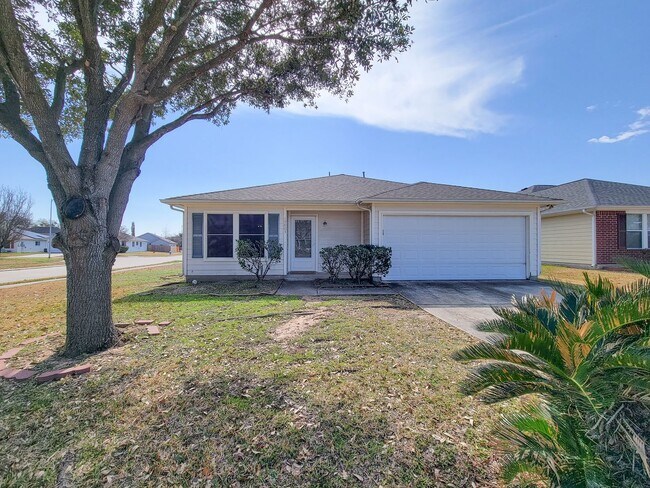 Building Photo - 3 bedroom one story home on large corner lot. Home has hard flooring throughout living areas and ...