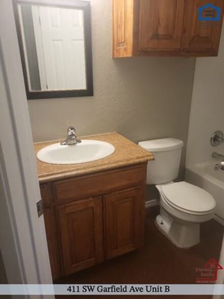 Building Photo - 411 SW Garfield Ave