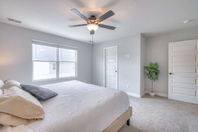 Building Photo - Like-New Modern Townhome Near Dining, Shopping, Trails & Old Hickory Lake