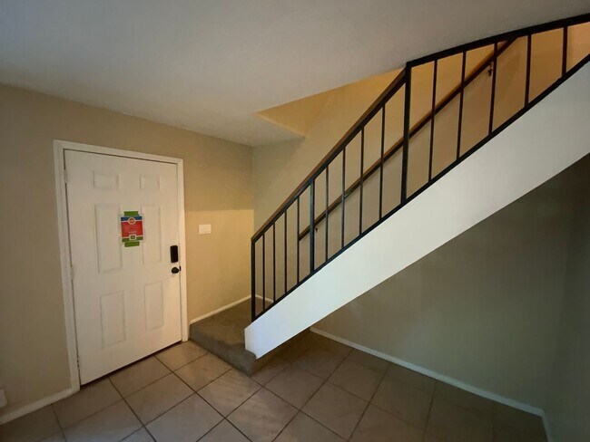 Building Photo - *Owner Broker* 2 Bedroom Townhome Availabl...