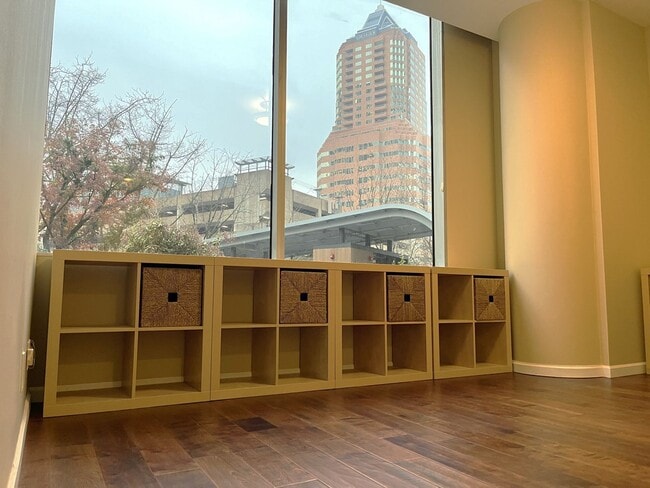Building Photo - Coveted Portland Plaza Condo located in Do...