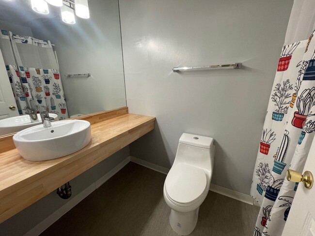 Building Photo - Spacious Updated Two Bedroom Condo in Wate...