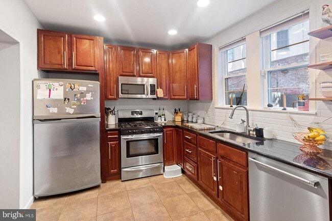 Building Photo - 213 Montrose St