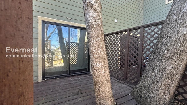 Building Photo - 2 Bed, 1.5 Bath Apartment with Carport / Pet-Friendly / Available Now!