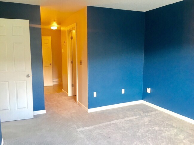 Building Photo - Gorgeous 2BD Condo in Desirable Progress Ridge Location!  High End Finishes, Great View!