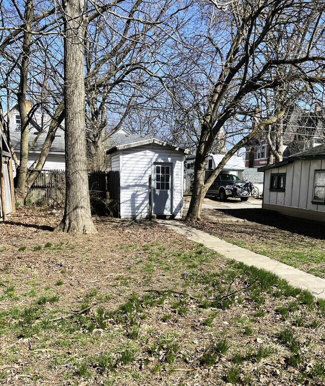 Building Photo - 264 W 8th St