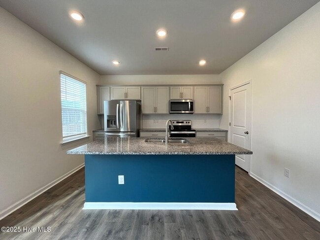 Building Photo - 275 Roberts Pl