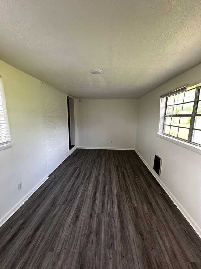 Building Photo - Residence or Office on Corner Lot!