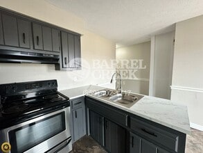 Building Photo - 2-Bed 1.5-Bath Townhome