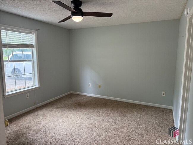 Building Photo - 180 Oak Dr
