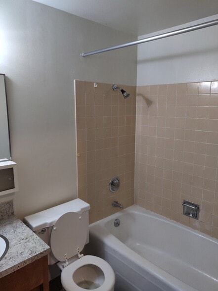 Full Bathroom w/ Shower & Tub - 17 Valley St