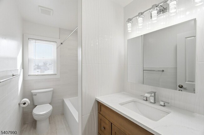 Building Photo - 114 Grove St