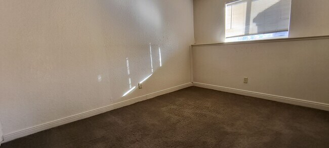 Building Photo - 180 W 895 S