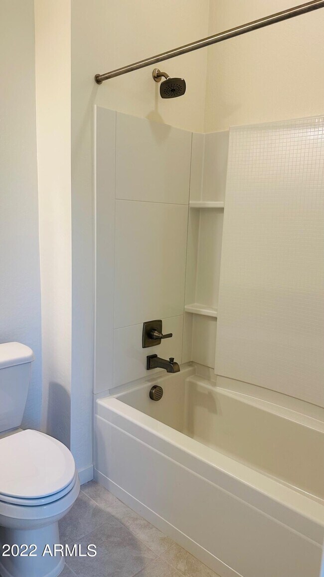 Building Photo - 943 E Paseo Way