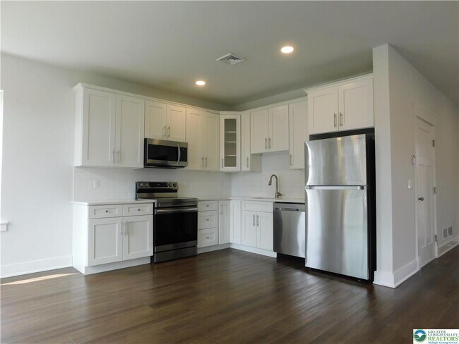 Building Photo - 1674 Best Pl