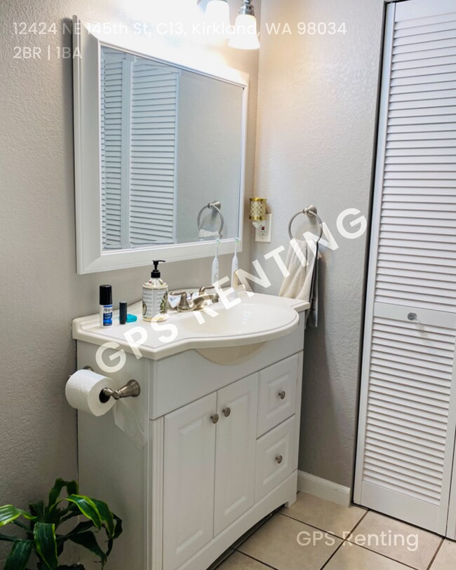 Building Photo - Fully Renovated Ground-Floor Unit – No Steps!