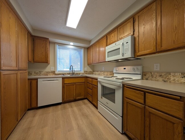 Building Photo - Large 2 Bedroom Condo in Sunset Meadows - ...