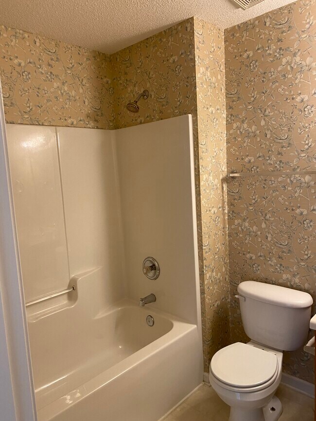 Building Photo - 102 Watertree Ln