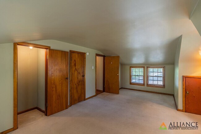 Building Photo - Spacious home close to KSU Campus!