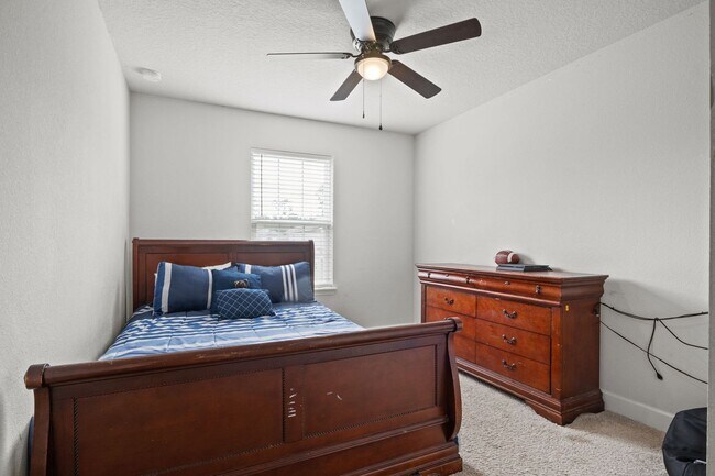 Building Photo - Stunning single-family 4bed/2.5 bath home