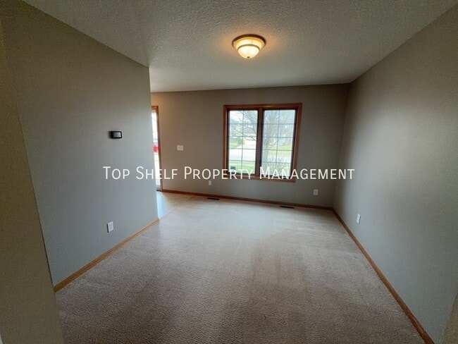 Building Photo - 4404 SW Elm Ct