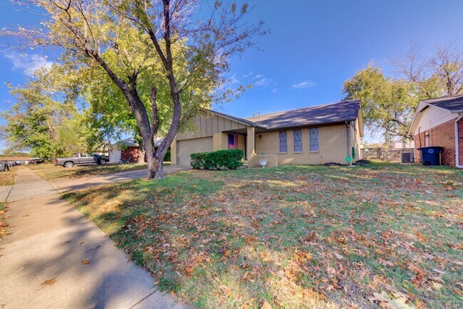 Building Photo - Newly renovated 3 bed / 2 Bath in Tulsa! Available Mid June!