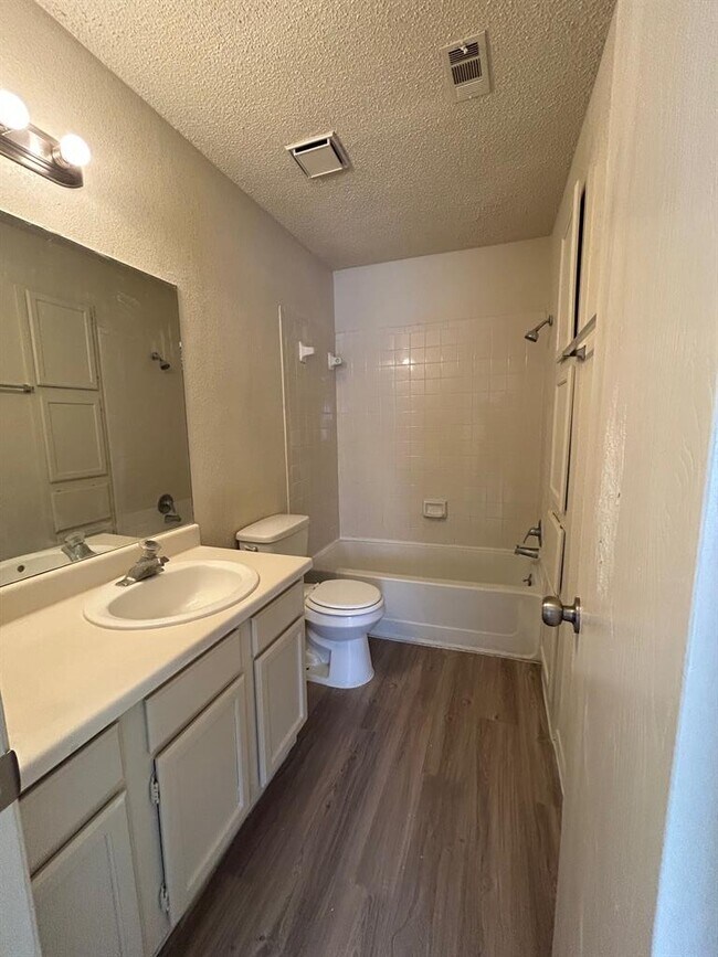 Building Photo - 521 Greenlawn Blvd