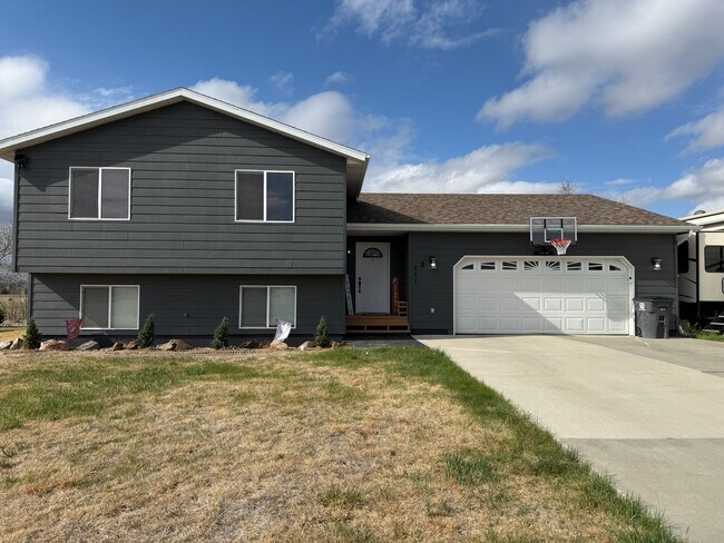 Building Photo - 4 Bedroom 3 Bath Home for Rent
