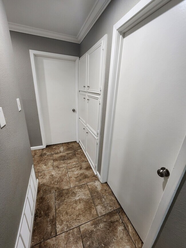 Building Photo - 4 bed 2 1/2 bath home, 2 car garage!