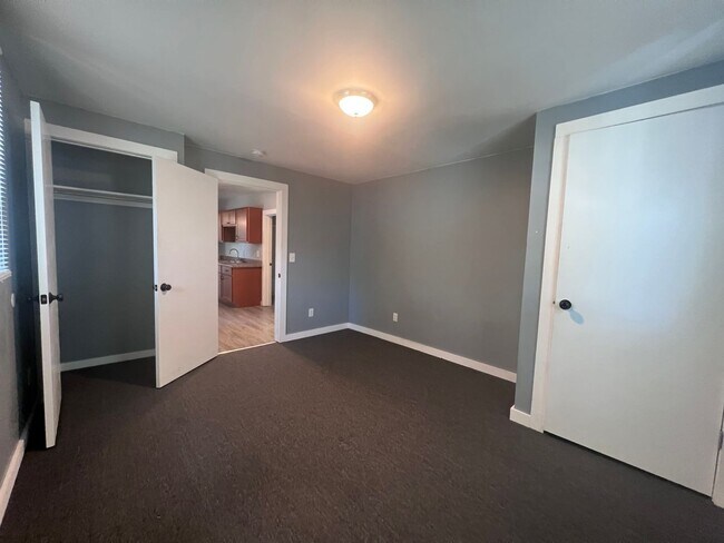 Building Photo - Upper Three Bedroom on NW Side of Grand Ra...