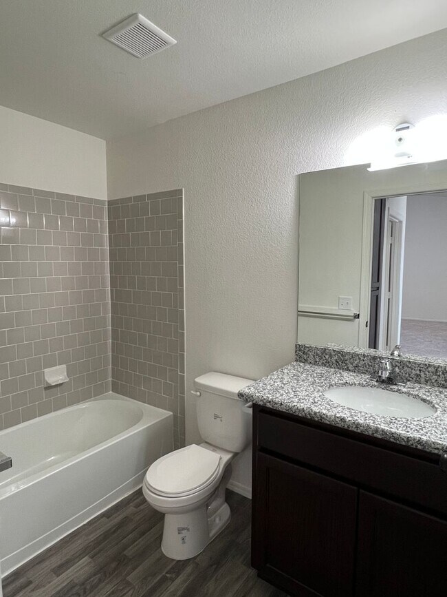 Building Photo - 3 BEDROOM TOWNHOME!