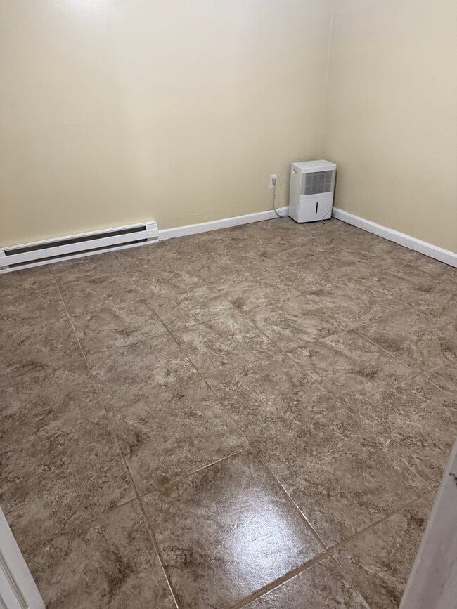 Building Photo - Oak Ridge 37830 - 2 bedroom, 1 bath apartment - Contact Lisa Vineyard and Shannon Russell (865) 2...