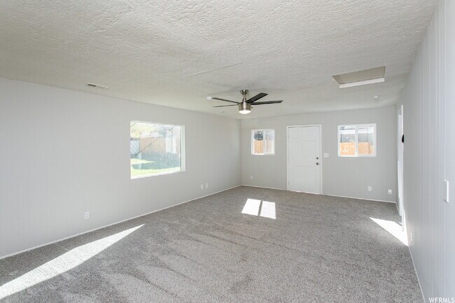 Building Photo - Room for rent in Great Ogden Location!