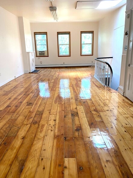 top floor loft space - 412A 17th St