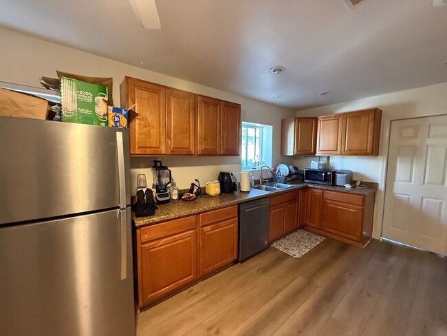 Building Photo - 5 Bedroom 3 Bath Home with a Great Yard!