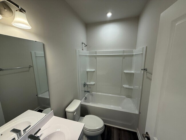 Building Photo - Brand New Townhome!!