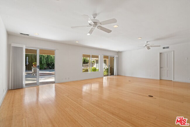 Building Photo - 4315 Clybourn Ave