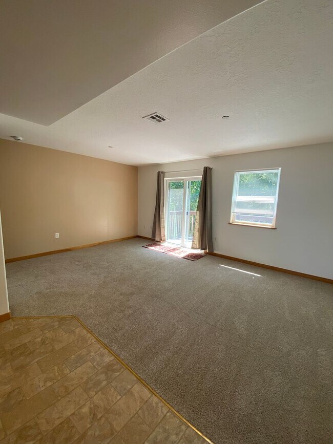 Building Photo - 3 Bedroom | 2 1/2 Bath Townhouse in The Dalles, OR.