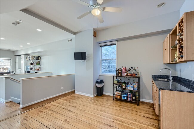 Building Photo - 1410 W Diversey Pky