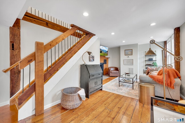 Building Photo - 736 Main St