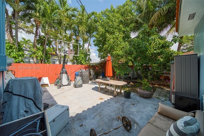 Building Photo - 2205 SW 13th St