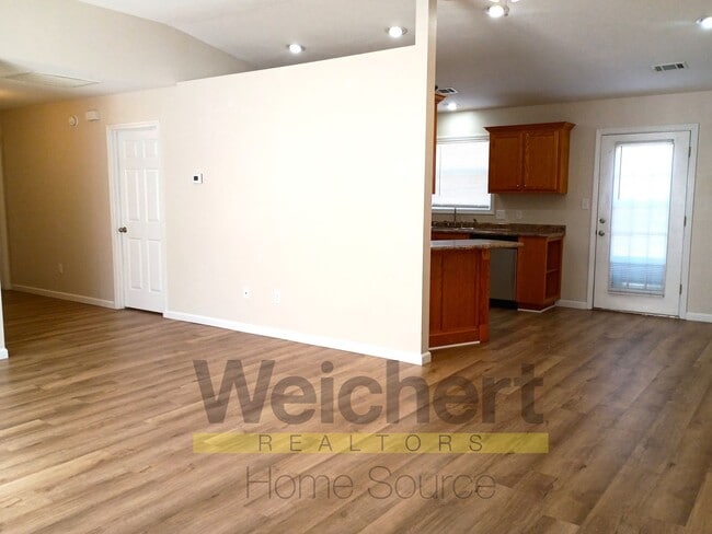 Building Photo - Charming 3-Bedroom Home with Spacious Yard...