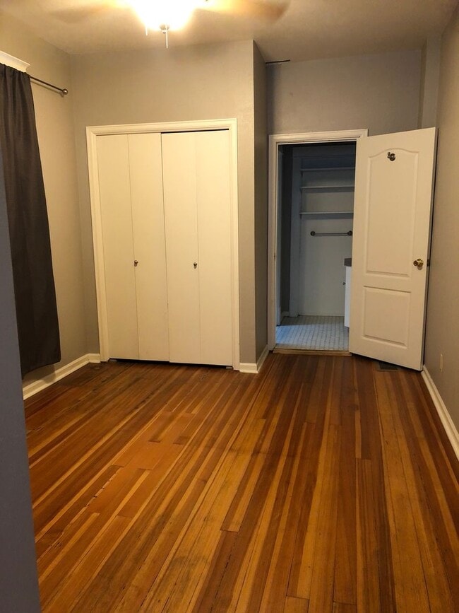 Building Photo - 217 E Oak St