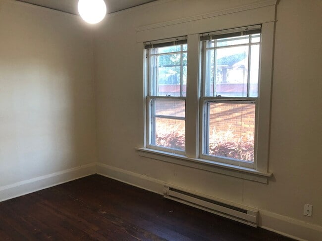 Building Photo - Vintage Campus House ~  3 bedrooms, 1.5 bath